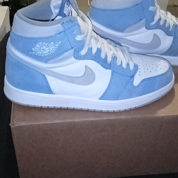 Air Jordan 1s Retro High "Hyper Royal" Sneakers - Picture 5 of 5